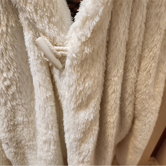 BELK Crown & Ivy Hooded Sherpa Cardigan in White - Picture 4 of 8